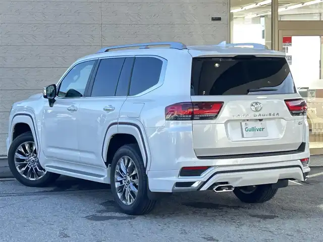 トヨタ ランドクルーザー ZX 兵庫県 2023(令5)年 1.8万km プレシャスホワイトパール ワンオーナー/4WD/12.3インチディスプレイオーディオ/　（AM/FM/CD/USB/DVD/BT)/AppleCarPlay/フルセグTV/全周囲カメラ/リアエンターテインメント/サンルーフ/デジタルインナーミラー/JBLサウンド/トヨタセーフティセンス/・プリクラッシュセーフティ/・レーントレーシングアシスト/・ロードサインアシスト/・オートマチックハイビーム/・レーダークルーズコントロール/・クリアランスソナー/・リヤクロストラフィックアラート/・リヤカメラディテクション/・パーキングサポートブレーキ/・ブラインドスポットモニター/・ヘッドアップディスプレイ/電動デフロック/横滑り防止装置/ステアリングヒーター/オートライト/レザーシート/シートヒーター/エアシート（1列目・２列目）/パワーシート（前席/運転席のみメモリー機能付き）/ビルドインETC/電動リアゲート/純正フロアマット/ルーフレール/三眼LEDヘッドライト/フォグランプ/モデリスタエアロ/純正20インチアルミホイール/取扱説明書/保証書/スペアキー1本
