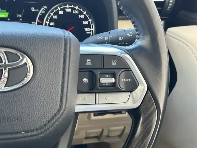 トヨタ ランドクルーザー ZX 兵庫県 2023(令5)年 1.8万km プレシャスホワイトパール ワンオーナー/4WD/12.3インチディスプレイオーディオ/　（AM/FM/CD/USB/DVD/BT)/AppleCarPlay/フルセグTV/全周囲カメラ/リアエンターテインメント/サンルーフ/デジタルインナーミラー/JBLサウンド/トヨタセーフティセンス/・プリクラッシュセーフティ/・レーントレーシングアシスト/・ロードサインアシスト/・オートマチックハイビーム/・レーダークルーズコントロール/・クリアランスソナー/・リヤクロストラフィックアラート/・リヤカメラディテクション/・パーキングサポートブレーキ/・ブラインドスポットモニター/・ヘッドアップディスプレイ/電動デフロック/横滑り防止装置/ステアリングヒーター/オートライト/レザーシート/シートヒーター/エアシート（1列目・２列目）/パワーシート（前席/運転席のみメモリー機能付き）/ビルドインETC/電動リアゲート/純正フロアマット/ルーフレール/三眼LEDヘッドライト/フォグランプ/モデリスタエアロ/純正20インチアルミホイール/取扱説明書/保証書/スペアキー1本