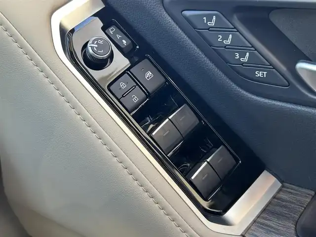 トヨタ ランドクルーザー ZX 兵庫県 2023(令5)年 1.8万km プレシャスホワイトパール ワンオーナー/4WD/12.3インチディスプレイオーディオ/　（AM/FM/CD/USB/DVD/BT)/AppleCarPlay/フルセグTV/全周囲カメラ/リアエンターテインメント/サンルーフ/デジタルインナーミラー/JBLサウンド/トヨタセーフティセンス/・プリクラッシュセーフティ/・レーントレーシングアシスト/・ロードサインアシスト/・オートマチックハイビーム/・レーダークルーズコントロール/・クリアランスソナー/・リヤクロストラフィックアラート/・リヤカメラディテクション/・パーキングサポートブレーキ/・ブラインドスポットモニター/・ヘッドアップディスプレイ/電動デフロック/横滑り防止装置/ステアリングヒーター/オートライト/レザーシート/シートヒーター/エアシート（1列目・２列目）/パワーシート（前席/運転席のみメモリー機能付き）/ビルドインETC/電動リアゲート/純正フロアマット/ルーフレール/三眼LEDヘッドライト/フォグランプ/モデリスタエアロ/純正20インチアルミホイール/取扱説明書/保証書/スペアキー1本