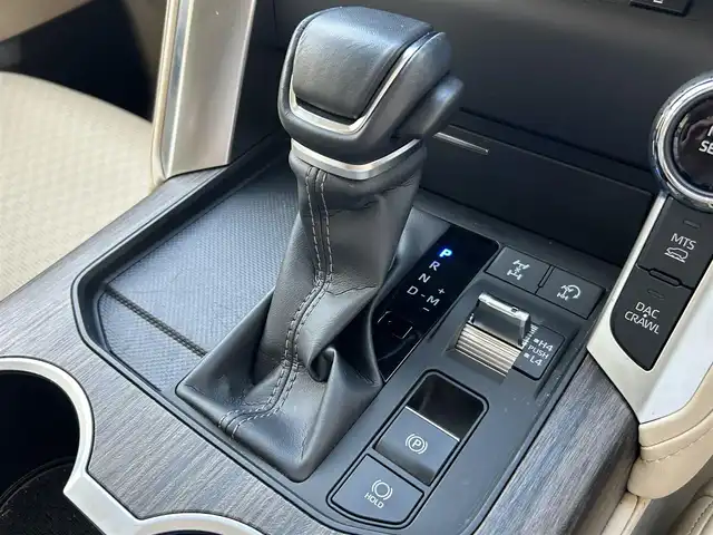 トヨタ ランドクルーザー ZX 兵庫県 2023(令5)年 1.8万km プレシャスホワイトパール ワンオーナー/4WD/12.3インチディスプレイオーディオ/　（AM/FM/CD/USB/DVD/BT)/AppleCarPlay/フルセグTV/全周囲カメラ/リアエンターテインメント/サンルーフ/デジタルインナーミラー/JBLサウンド/トヨタセーフティセンス/・プリクラッシュセーフティ/・レーントレーシングアシスト/・ロードサインアシスト/・オートマチックハイビーム/・レーダークルーズコントロール/・クリアランスソナー/・リヤクロストラフィックアラート/・リヤカメラディテクション/・パーキングサポートブレーキ/・ブラインドスポットモニター/・ヘッドアップディスプレイ/電動デフロック/横滑り防止装置/ステアリングヒーター/オートライト/レザーシート/シートヒーター/エアシート（1列目・２列目）/パワーシート（前席/運転席のみメモリー機能付き）/ビルドインETC/電動リアゲート/純正フロアマット/ルーフレール/三眼LEDヘッドライト/フォグランプ/モデリスタエアロ/純正20インチアルミホイール/取扱説明書/保証書/スペアキー1本