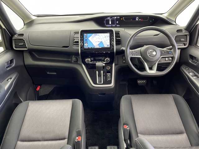 日産 セレナ ハイウェイスターVセレクションⅡ 鹿児島県 2018(平30)年 4.9万km ブリリアントホワイトパール セーフティパックB/・プロパイロット/・ステアリングスイッチ/・電動パーキングブレーキ/・オートブレーキホールド/・インテリジェントアラウンドビューモニター/・インテリジェントDA/・SRSカーテンエアバック/・ヒーター付きドアミラー/・パーキングアシスト/・踏み間違い防止アシスト/・標識検知機能/・フロント＆バッグソナー/・インテリジェントルームミラー/エマージェンシーブレーキ/LDW（車線逸脱警報）/ハンズフリー両側パワースライドドア/純正9型ナビ（MM518D-L）/・CD/DVD/Blu-ray/・Bluetooth/・フルセグTV/・SD音楽録音/・USB/純正１１型フリップダウンモニター/革巻きステアリング/ステアリングスイッチ/スマートキー＆プッシュスタート/アイドリングストップ/パーソナルテーブル(2/3列目)/USB電源ソケット(2/3列目)/ロールサンシェード/LEDヘッドライト/フォグランプ/オートライト/ウィンカー付電動格納ミラー/ビルトインETC/前方ドライブレコーダー/純正16インチアルミホイール（195/60/R16）/エアバッグ(運転席/助手席/サイド/カーテン)