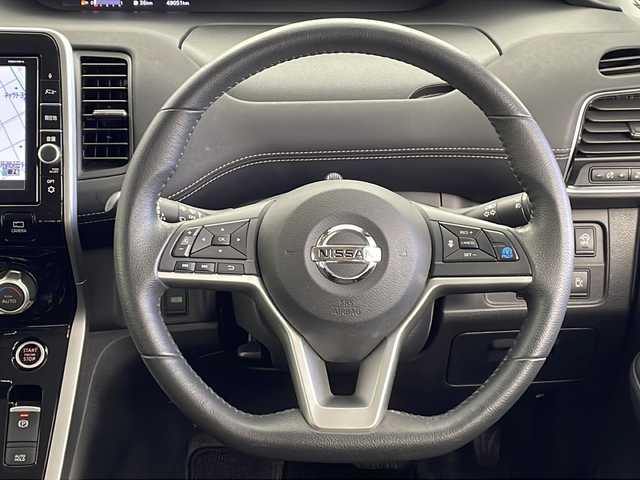 日産 セレナ ハイウェイスターVセレクションⅡ 鹿児島県 2018(平30)年 4.9万km ブリリアントホワイトパール セーフティパックB/・プロパイロット/・ステアリングスイッチ/・電動パーキングブレーキ/・オートブレーキホールド/・インテリジェントアラウンドビューモニター/・インテリジェントDA/・SRSカーテンエアバック/・ヒーター付きドアミラー/・パーキングアシスト/・踏み間違い防止アシスト/・標識検知機能/・フロント＆バッグソナー/・インテリジェントルームミラー/エマージェンシーブレーキ/LDW（車線逸脱警報）/ハンズフリー両側パワースライドドア/純正9型ナビ（MM518D-L）/・CD/DVD/Blu-ray/・Bluetooth/・フルセグTV/・SD音楽録音/・USB/純正１１型フリップダウンモニター/革巻きステアリング/ステアリングスイッチ/スマートキー＆プッシュスタート/アイドリングストップ/パーソナルテーブル(2/3列目)/USB電源ソケット(2/3列目)/ロールサンシェード/LEDヘッドライト/フォグランプ/オートライト/ウィンカー付電動格納ミラー/ビルトインETC/前方ドライブレコーダー/純正16インチアルミホイール（195/60/R16）/エアバッグ(運転席/助手席/サイド/カーテン)