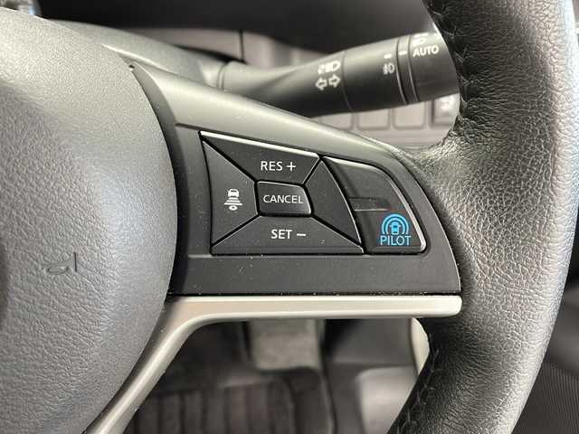 日産 セレナ ハイウェイスターVセレクションⅡ 鹿児島県 2018(平30)年 4.9万km ブリリアントホワイトパール セーフティパックB/・プロパイロット/・ステアリングスイッチ/・電動パーキングブレーキ/・オートブレーキホールド/・インテリジェントアラウンドビューモニター/・インテリジェントDA/・SRSカーテンエアバック/・ヒーター付きドアミラー/・パーキングアシスト/・踏み間違い防止アシスト/・標識検知機能/・フロント＆バッグソナー/・インテリジェントルームミラー/エマージェンシーブレーキ/LDW（車線逸脱警報）/ハンズフリー両側パワースライドドア/純正9型ナビ（MM518D-L）/・CD/DVD/Blu-ray/・Bluetooth/・フルセグTV/・SD音楽録音/・USB/純正１１型フリップダウンモニター/革巻きステアリング/ステアリングスイッチ/スマートキー＆プッシュスタート/アイドリングストップ/パーソナルテーブル(2/3列目)/USB電源ソケット(2/3列目)/ロールサンシェード/LEDヘッドライト/フォグランプ/オートライト/ウィンカー付電動格納ミラー/ビルトインETC/前方ドライブレコーダー/純正16インチアルミホイール（195/60/R16）/エアバッグ(運転席/助手席/サイド/カーテン)