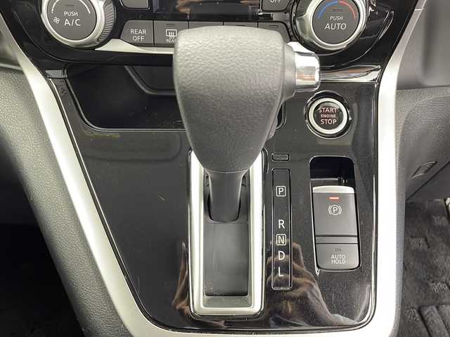 日産 セレナ ハイウェイスターVセレクションⅡ 鹿児島県 2018(平30)年 4.9万km ブリリアントホワイトパール セーフティパックB/・プロパイロット/・ステアリングスイッチ/・電動パーキングブレーキ/・オートブレーキホールド/・インテリジェントアラウンドビューモニター/・インテリジェントDA/・SRSカーテンエアバック/・ヒーター付きドアミラー/・パーキングアシスト/・踏み間違い防止アシスト/・標識検知機能/・フロント＆バッグソナー/・インテリジェントルームミラー/エマージェンシーブレーキ/LDW（車線逸脱警報）/ハンズフリー両側パワースライドドア/純正9型ナビ（MM518D-L）/・CD/DVD/Blu-ray/・Bluetooth/・フルセグTV/・SD音楽録音/・USB/純正１１型フリップダウンモニター/革巻きステアリング/ステアリングスイッチ/スマートキー＆プッシュスタート/アイドリングストップ/パーソナルテーブル(2/3列目)/USB電源ソケット(2/3列目)/ロールサンシェード/LEDヘッドライト/フォグランプ/オートライト/ウィンカー付電動格納ミラー/ビルトインETC/前方ドライブレコーダー/純正16インチアルミホイール（195/60/R16）/エアバッグ(運転席/助手席/サイド/カーテン)