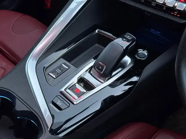 プジョー ３００８ GT ブルー HDi レッドナッパ 山梨県 2022(令4)年 2.1万km パール 当店買取車/赤革/パノラマSR/ディーラーOPメモリナビ/全周囲カメラ/アンビエントライト/電動リアゲート/マッサージシート/前席シートヒーター/フルセグTV/AppleCarplay/AndroidoAuto/純正18インチAW/LEDヘッドライト