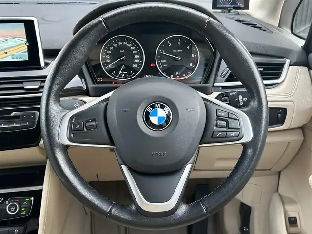 ＢＭＷ ２１８ｄ アクティブツアラー ラグジュアリー 福岡県 2017(平29)年 5.2万km ミネラルホワイト インテリジェントセーフティ/レーンディパーチャーウォーニング/コンフォートパッケージ/ベージュ革/D/Nシートヒーター/純正ナビ/Bluetooth/バックカメラ/パワーバックドア/ステアリングスイッチ/パワーシート/オートライト/オートワイパー/ドライブレコーダー　/純正16インチアルミホイール/ミラー一体型ETC/取扱説明書/保証書/スペアキー×1