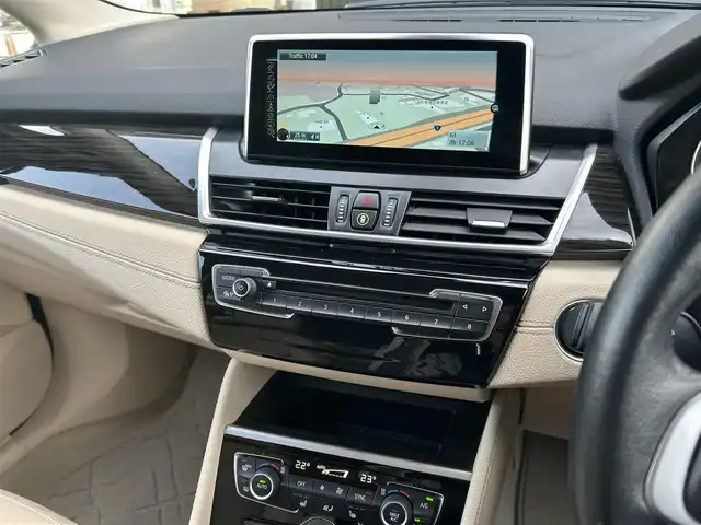 ＢＭＷ ２１８ｄ アクティブツアラー ラグジュアリー 福岡県 2017(平29)年 5.2万km ミネラルホワイト インテリジェントセーフティ/レーンディパーチャーウォーニング/コンフォートパッケージ/ベージュ革/D/Nシートヒーター/純正ナビ/Bluetooth/バックカメラ/パワーバックドア/ステアリングスイッチ/パワーシート/オートライト/オートワイパー/ドライブレコーダー　/純正16インチアルミホイール/ミラー一体型ETC/取扱説明書/保証書/スペアキー×1