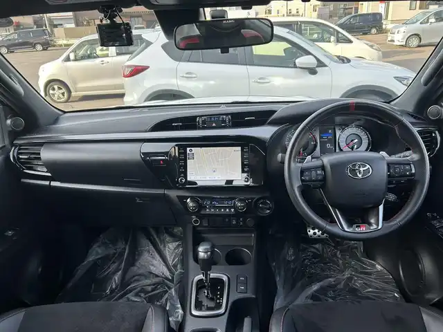 トヨタ ハイラックス Z GRスポーツ 道南・函館 2023(令5)年 2.4万km スーパーホワイトⅡ ・純正ディスプレイオーディオ/・純正エンジンスターター/・ドライブレコーダー前後/・パノラミックビューモニター/・EGRボンネットバグガード/・LADDER FRAME　ソフトトノカバー/・Clazzioラバーマット/・GRスポーツ専用ハーフレザーシート/・運転席パワーシート/・純正マッドガード/・LEDヘッドライト/・オートライト/・プリクラッシュセーフティ/・レーダークルーズコントロール/・クリアランスソナー/・スマートキー/・エンジンプッシュスタート