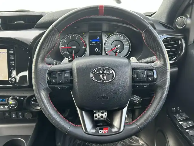トヨタ ハイラックス Z GRスポーツ 道南・函館 2023(令5)年 2.4万km スーパーホワイトⅡ ・純正ディスプレイオーディオ/・純正エンジンスターター/・ドライブレコーダー前後/・パノラミックビューモニター/・EGRボンネットバグガード/・LADDER FRAME　ソフトトノカバー/・Clazzioラバーマット/・GRスポーツ専用ハーフレザーシート/・運転席パワーシート/・純正マッドガード/・LEDヘッドライト/・オートライト/・プリクラッシュセーフティ/・レーダークルーズコントロール/・クリアランスソナー/・スマートキー/・エンジンプッシュスタート