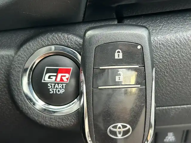 トヨタ ハイラックス Z GRスポーツ 道南・函館 2023(令5)年 2.4万km スーパーホワイトⅡ ・純正ディスプレイオーディオ/・純正エンジンスターター/・ドライブレコーダー前後/・パノラミックビューモニター/・EGRボンネットバグガード/・LADDER FRAME　ソフトトノカバー/・Clazzioラバーマット/・GRスポーツ専用ハーフレザーシート/・運転席パワーシート/・純正マッドガード/・LEDヘッドライト/・オートライト/・プリクラッシュセーフティ/・レーダークルーズコントロール/・クリアランスソナー/・スマートキー/・エンジンプッシュスタート