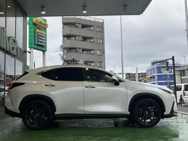 レクサス ＮＸ 250 バージョンL 神奈川県 2023(令5)年 1万km ソニッククォーツ ワンオーナー/パノラマルーフ/ルーフレール/純正ナビ・フルセグ・Miracast・Bluetoorh・USB/ビルトインETC2.0/全方位カメラ/革巻きステアリング/ステアリングヒーター/パドルシフト/タン革シート/前席パワーシート/前席シートヒーター/前席ベンチレーション/レーダークルーズコントロール/HUD/クリアランスソナー/LDA/BSM/RCTA/RSA/PKSB/3眼LEDヘッドライト/フォグランプ/パワーバックドア/純正20インチアルミ/純正フロアマット/新車時保証書/取扱説明書/スマートキー×2/カードキー×1