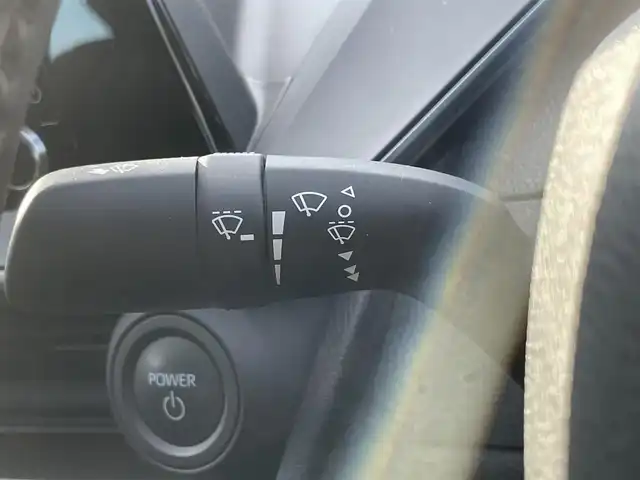 トヨタ プリウス G 兵庫県 2023(令5)年 6.4万km プラチナホワイトパールマイカ 純正8インチDOナビ/追従有クルーズコントロール/バックカメラ/純正フロアマット/Bluetooth接続/オートホールド/電子パーキング/ビルトインETC/前席シートヒーター/ステアリングスイッチ/トヨタセーフティセンス/オートマチックハイビーム/LEDヘッドライト/スイッチスタート/100V電源