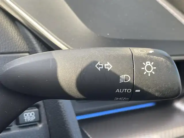 トヨタ プリウス G 兵庫県 2023(令5)年 6.4万km プラチナホワイトパールマイカ 純正8インチDOナビ/追従有クルーズコントロール/バックカメラ/純正フロアマット/Bluetooth接続/オートホールド/電子パーキング/ビルトインETC/前席シートヒーター/ステアリングスイッチ/トヨタセーフティセンス/オートマチックハイビーム/LEDヘッドライト/スイッチスタート/100V電源