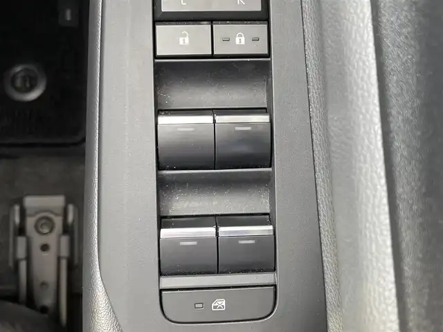 トヨタ プリウス G 兵庫県 2023(令5)年 6.4万km プラチナホワイトパールマイカ 純正8インチDOナビ/追従有クルーズコントロール/バックカメラ/純正フロアマット/Bluetooth接続/オートホールド/電子パーキング/ビルトインETC/前席シートヒーター/ステアリングスイッチ/トヨタセーフティセンス/オートマチックハイビーム/LEDヘッドライト/スイッチスタート/100V電源