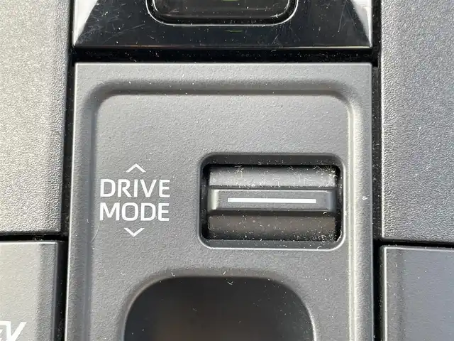 トヨタ プリウス G 兵庫県 2023(令5)年 6.4万km プラチナホワイトパールマイカ 純正8インチDOナビ/追従有クルーズコントロール/バックカメラ/純正フロアマット/Bluetooth接続/オートホールド/電子パーキング/ビルトインETC/前席シートヒーター/ステアリングスイッチ/トヨタセーフティセンス/オートマチックハイビーム/LEDヘッドライト/スイッチスタート/100V電源