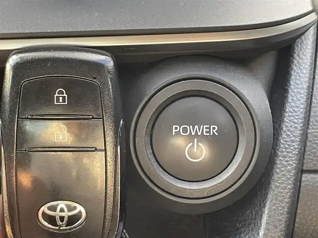 トヨタ プリウス G 兵庫県 2023(令5)年 6.4万km プラチナホワイトパールマイカ 純正8インチDOナビ/追従有クルーズコントロール/バックカメラ/純正フロアマット/Bluetooth接続/オートホールド/電子パーキング/ビルトインETC/前席シートヒーター/ステアリングスイッチ/トヨタセーフティセンス/オートマチックハイビーム/LEDヘッドライト/スイッチスタート/100V電源