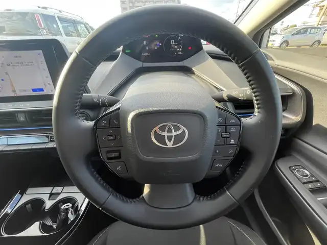 トヨタ プリウス G 兵庫県 2023(令5)年 6.4万km プラチナホワイトパールマイカ 純正8インチDOナビ/追従有クルーズコントロール/バックカメラ/純正フロアマット/Bluetooth接続/オートホールド/電子パーキング/ビルトインETC/前席シートヒーター/ステアリングスイッチ/トヨタセーフティセンス/オートマチックハイビーム/LEDヘッドライト/スイッチスタート/100V電源