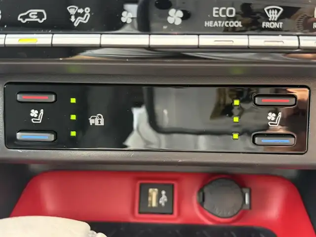 トヨタ ＲＡＶ４ アドベンチャー オフロードPKGⅡ 滋賀県 2024(令6)年 0.4万km スーパーホワイトⅡ 10.5型ディスプレイオーディオ/・Bluetooth/フルセグ/バックカメラ/革巻きステアリング/ステアリングリモコン/ステアリングヒーター/ETC2.0/前席シートヒーター/前席シートベンチレーション/運転席パワーシート/オートリトラミラー/LEDオートライト/フォグライト/トヨタセーフティセンス/・レーントレーシングアシスト/・ブラインドスポットモニター/・プリクラッシュセーフティ/・クリアランスソナー/・ロードサインアシスト/・レーダークルーズコントロール/・オートハイビーム/スマートキー