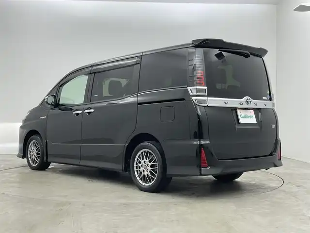 トヨタ ヴォクシー ハイブリッド ZS 埼玉県 2017(平29)年 7.2万km イナズマスパーキングブラックガラスフレーク 純正10インチナビ/　CD DVD 地デジTV Bluetooth/純正12．1インチフリップダウンモニター/バックカメラ/トヨタセーフティーセンス/プリクラッシュセーフティー/クルーズコントロール/レーンディパーチャーアラート/両側パワースライドドア/シートヒーター/LEDオートライト/オートハイビーム/ビルトインETC