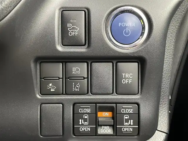 トヨタ ヴォクシー ハイブリッド ZS 埼玉県 2017(平29)年 7.2万km イナズマスパーキングブラックガラスフレーク 純正10インチナビ/　CD DVD 地デジTV Bluetooth/純正12．1インチフリップダウンモニター/バックカメラ/トヨタセーフティーセンス/プリクラッシュセーフティー/クルーズコントロール/レーンディパーチャーアラート/両側パワースライドドア/シートヒーター/LEDオートライト/オートハイビーム/ビルトインETC