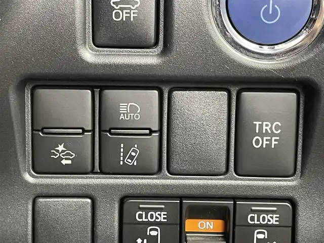 トヨタ ヴォクシー ハイブリッド ZS 埼玉県 2017(平29)年 7.2万km イナズマスパーキングブラックガラスフレーク 純正10インチナビ/　CD DVD 地デジTV Bluetooth/純正12．1インチフリップダウンモニター/バックカメラ/トヨタセーフティーセンス/プリクラッシュセーフティー/クルーズコントロール/レーンディパーチャーアラート/両側パワースライドドア/シートヒーター/LEDオートライト/オートハイビーム/ビルトインETC