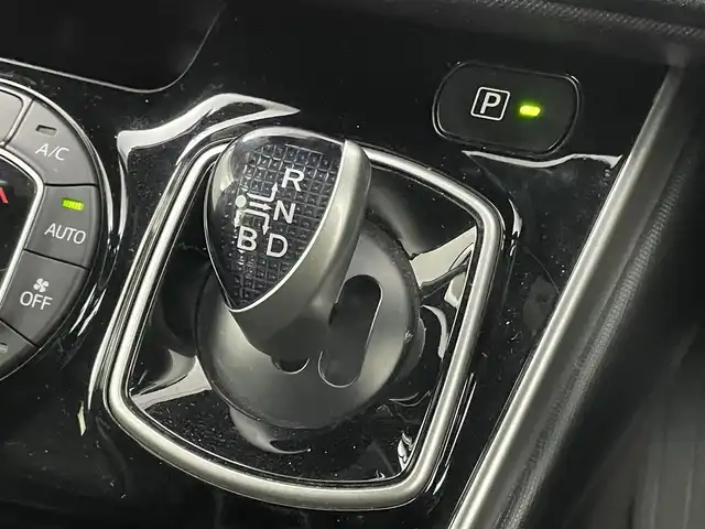 トヨタ ヴォクシー ハイブリッド ZS 埼玉県 2017(平29)年 7.2万km イナズマスパーキングブラックガラスフレーク 純正10インチナビ/　CD DVD 地デジTV Bluetooth/純正12．1インチフリップダウンモニター/バックカメラ/トヨタセーフティーセンス/プリクラッシュセーフティー/クルーズコントロール/レーンディパーチャーアラート/両側パワースライドドア/シートヒーター/LEDオートライト/オートハイビーム/ビルトインETC