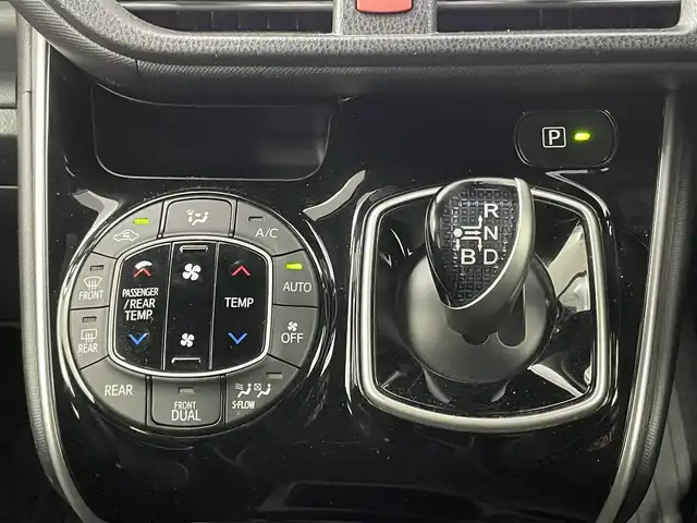 トヨタ ヴォクシー ハイブリッド ZS 埼玉県 2017(平29)年 7.2万km イナズマスパーキングブラックガラスフレーク 純正10インチナビ/　CD DVD 地デジTV Bluetooth/純正12．1インチフリップダウンモニター/バックカメラ/トヨタセーフティーセンス/プリクラッシュセーフティー/クルーズコントロール/レーンディパーチャーアラート/両側パワースライドドア/シートヒーター/LEDオートライト/オートハイビーム/ビルトインETC