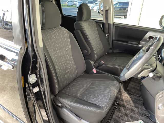 トヨタ ヴォクシー ZS 煌Ⅱ 茨城県 2012(平24)年 8.3万km ブラック (株)IDOMが運営する【じしゃロン水戸店】の自社ローン専用車両になりますこちらは現金またはオートローンご利用時の価格です。自社ローンご希望の方は別途その旨お申付け下さい/純正HDDナビ/ビルトインETC/両側パワースライドドア/フリップダウンミニター/パドルシフト