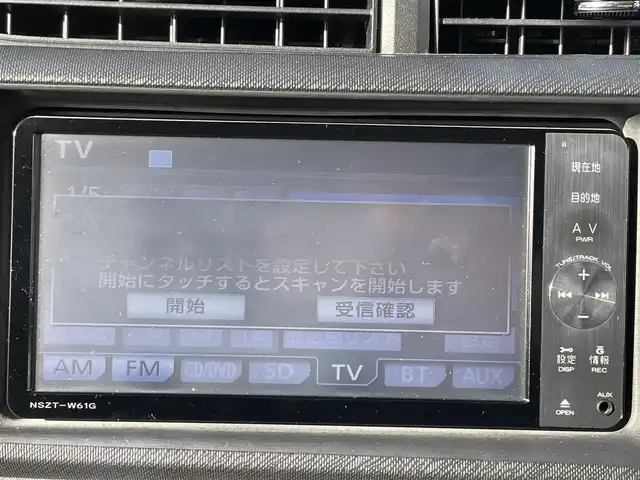 トヨタ アクア G 三重県 2012(平24)年 9.8万km ライムホワイトパールクリスタルシャイン (株)IDOMが運営する【じしゃロン四日市店】の自社ローン専用車両になります。こちらは現金またはオートローンご利用時の価格です。自社ローンご希望の方は別途その旨お申付け下さい/純正SDナビ（CD/DVD/AM/FM/BT）/フルセグTV/エンジンスタートボタン/スマートキー/フルセグTV/純正フロアマット