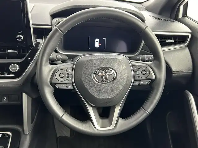 トヨタ カローラ クロス ハイブリッド Z 道央・札幌 2024(令6)年 1.9万km プラチナホワイトパールマイカ ・4WD/・寒冷地仕様/・トヨタセーフティセンス/・衝突被害軽減ブレーキ/・レーンキープアシスト/・レーダークルーズコントロール/・標識認識システム/・純正ディスプレイオーディオ/・ナビ機能/フルセグTV/Bluetooth/・バックカメラ/・ビルトインETC/・シートヒーター/・ステアリングヒーター/・パワーバックドア/・ドアロック連動ミラー/・オートブレーキホールド/・プッシュスタート/・スマートキー/・横滑り防止装置