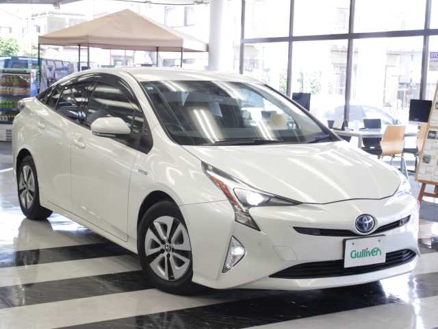 トヨタ プリウス A 千葉県 2016(平28)年 7.5万km ホワイトパールクリスタルシャイン 純正ナビ/AM/FM/CD/DVD/Bluetooth/フルセグTV/バックカメラ/トヨタセーフティーセンス/プリクラッシュセーフティー(PCS)/ヘッドアップディスプレイ(HUD)/レーダークルーズ コントロール(LCC)/シンプルインテリジェントパーキングアシスト(S-IPA)/レーンディパーチャーアラート(LDA)/横滑り防止装置(VSC)/車両接近通報装置/革調シートカバー/ビルトインETC/取扱説明書/保証書/スマートキー×2