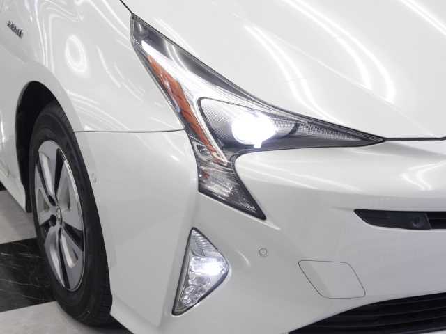 トヨタ プリウス A 千葉県 2016(平28)年 7.5万km ホワイトパールクリスタルシャイン 純正ナビ/AM/FM/CD/DVD/Bluetooth/フルセグTV/バックカメラ/トヨタセーフティーセンス/プリクラッシュセーフティー(PCS)/ヘッドアップディスプレイ(HUD)/レーダークルーズ コントロール(LCC)/シンプルインテリジェントパーキングアシスト(S-IPA)/レーンディパーチャーアラート(LDA)/横滑り防止装置(VSC)/車両接近通報装置/革調シートカバー/ビルトインETC/取扱説明書/保証書/スマートキー×2