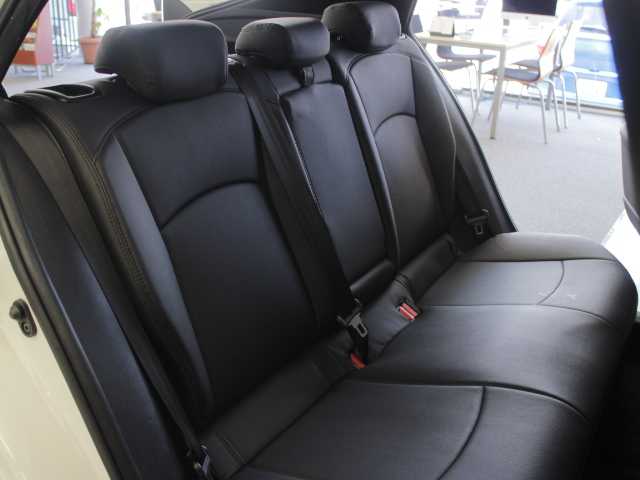トヨタ プリウス A 千葉県 2016(平28)年 7.5万km ホワイトパールクリスタルシャイン 純正ナビ/AM/FM/CD/DVD/Bluetooth/フルセグTV/バックカメラ/トヨタセーフティーセンス/プリクラッシュセーフティー(PCS)/ヘッドアップディスプレイ(HUD)/レーダークルーズ コントロール(LCC)/シンプルインテリジェントパーキングアシスト(S-IPA)/レーンディパーチャーアラート(LDA)/横滑り防止装置(VSC)/車両接近通報装置/革調シートカバー/ビルトインETC/取扱説明書/保証書/スマートキー×2