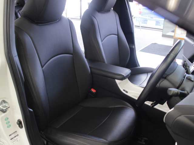 トヨタ プリウス A 千葉県 2016(平28)年 7.5万km ホワイトパールクリスタルシャイン 純正ナビ/AM/FM/CD/DVD/Bluetooth/フルセグTV/バックカメラ/トヨタセーフティーセンス/プリクラッシュセーフティー(PCS)/ヘッドアップディスプレイ(HUD)/レーダークルーズ コントロール(LCC)/シンプルインテリジェントパーキングアシスト(S-IPA)/レーンディパーチャーアラート(LDA)/横滑り防止装置(VSC)/車両接近通報装置/革調シートカバー/ビルトインETC/取扱説明書/保証書/スマートキー×2