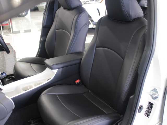 トヨタ プリウス A 千葉県 2016(平28)年 7.5万km ホワイトパールクリスタルシャイン 純正ナビ/AM/FM/CD/DVD/Bluetooth/フルセグTV/バックカメラ/トヨタセーフティーセンス/プリクラッシュセーフティー(PCS)/ヘッドアップディスプレイ(HUD)/レーダークルーズ コントロール(LCC)/シンプルインテリジェントパーキングアシスト(S-IPA)/レーンディパーチャーアラート(LDA)/横滑り防止装置(VSC)/車両接近通報装置/革調シートカバー/ビルトインETC/取扱説明書/保証書/スマートキー×2