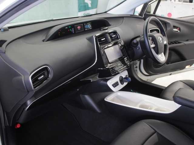 トヨタ プリウス A 千葉県 2016(平28)年 7.5万km ホワイトパールクリスタルシャイン 純正ナビ/AM/FM/CD/DVD/Bluetooth/フルセグTV/バックカメラ/トヨタセーフティーセンス/プリクラッシュセーフティー(PCS)/ヘッドアップディスプレイ(HUD)/レーダークルーズ コントロール(LCC)/シンプルインテリジェントパーキングアシスト(S-IPA)/レーンディパーチャーアラート(LDA)/横滑り防止装置(VSC)/車両接近通報装置/革調シートカバー/ビルトインETC/取扱説明書/保証書/スマートキー×2