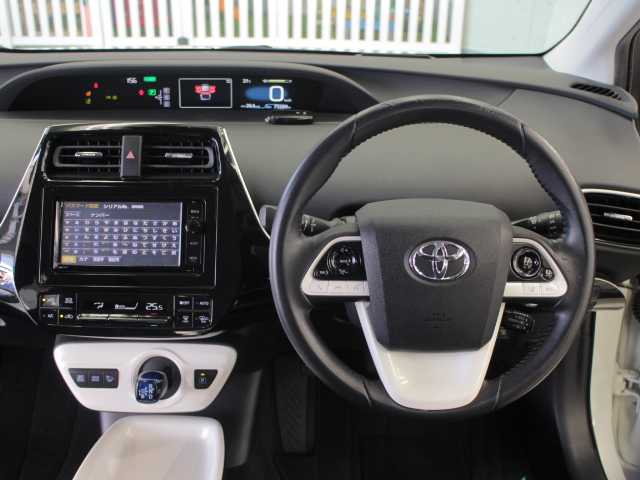 トヨタ プリウス A 千葉県 2016(平28)年 7.5万km ホワイトパールクリスタルシャイン 純正ナビ/AM/FM/CD/DVD/Bluetooth/フルセグTV/バックカメラ/トヨタセーフティーセンス/プリクラッシュセーフティー(PCS)/ヘッドアップディスプレイ(HUD)/レーダークルーズ コントロール(LCC)/シンプルインテリジェントパーキングアシスト(S-IPA)/レーンディパーチャーアラート(LDA)/横滑り防止装置(VSC)/車両接近通報装置/革調シートカバー/ビルトインETC/取扱説明書/保証書/スマートキー×2