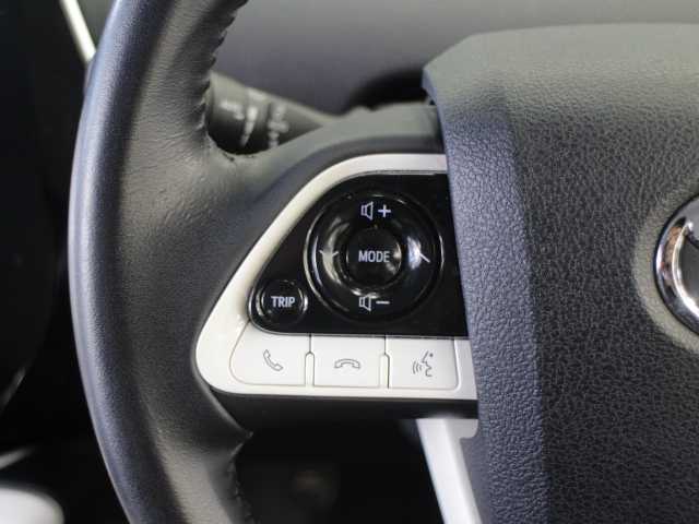 トヨタ プリウス A 千葉県 2016(平28)年 7.5万km ホワイトパールクリスタルシャイン 純正ナビ/AM/FM/CD/DVD/Bluetooth/フルセグTV/バックカメラ/トヨタセーフティーセンス/プリクラッシュセーフティー(PCS)/ヘッドアップディスプレイ(HUD)/レーダークルーズ コントロール(LCC)/シンプルインテリジェントパーキングアシスト(S-IPA)/レーンディパーチャーアラート(LDA)/横滑り防止装置(VSC)/車両接近通報装置/革調シートカバー/ビルトインETC/取扱説明書/保証書/スマートキー×2