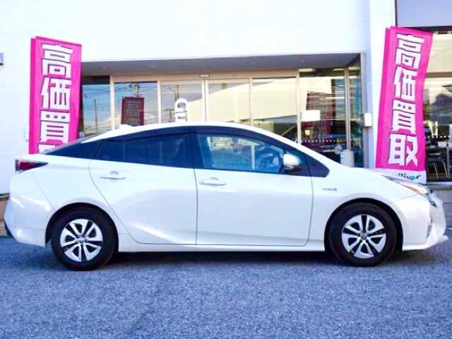 トヨタ プリウス A 千葉県 2016(平28)年 7.5万km ホワイトパールクリスタルシャイン 純正ナビ/AM/FM/CD/DVD/Bluetooth/フルセグTV/バックカメラ/トヨタセーフティーセンス/プリクラッシュセーフティー(PCS)/ヘッドアップディスプレイ(HUD)/レーダークルーズ コントロール(LCC)/シンプルインテリジェントパーキングアシスト(S-IPA)/レーンディパーチャーアラート(LDA)/横滑り防止装置(VSC)/車両接近通報装置/革調シートカバー/ビルトインETC/取扱説明書/保証書/スマートキー×2