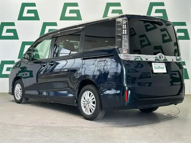 トヨタ ヴォクシー V 鹿児島県 2014(平26)年 7.9万km ブラッキッシュアゲハガラスフレーク 純正9インチSDナビ（NSZT-Y64T）/純正フリップダウンモニター（TVキャンセラー付き）/バックカメラ/フルセグTV/両側パワースライドドア/ビルトインETC/トヨタセーフティセンスC/クルーズコントロール/レーンキープアシスト/革巻きステアリング/オートライト/LEDヘッドライト/フロントフォグ/アイドリングストップ/純正フロアマット/純正アルミホイール/禁煙車