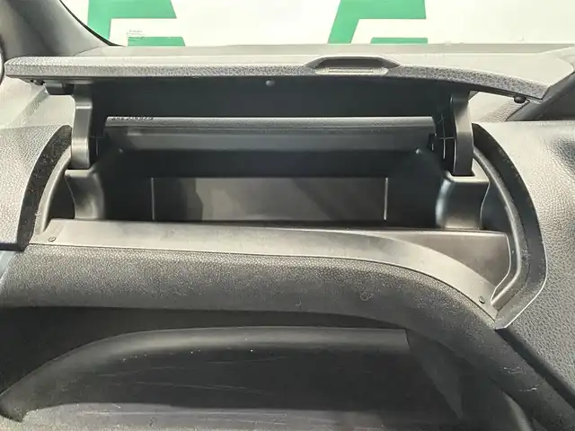 トヨタ ヴォクシー V 鹿児島県 2014(平26)年 7.9万km ブラッキッシュアゲハガラスフレーク 純正9インチSDナビ（NSZT-Y64T）/純正フリップダウンモニター（TVキャンセラー付き）/バックカメラ/フルセグTV/両側パワースライドドア/ビルトインETC/トヨタセーフティセンスC/クルーズコントロール/レーンキープアシスト/革巻きステアリング/オートライト/LEDヘッドライト/フロントフォグ/アイドリングストップ/純正フロアマット/純正アルミホイール/禁煙車