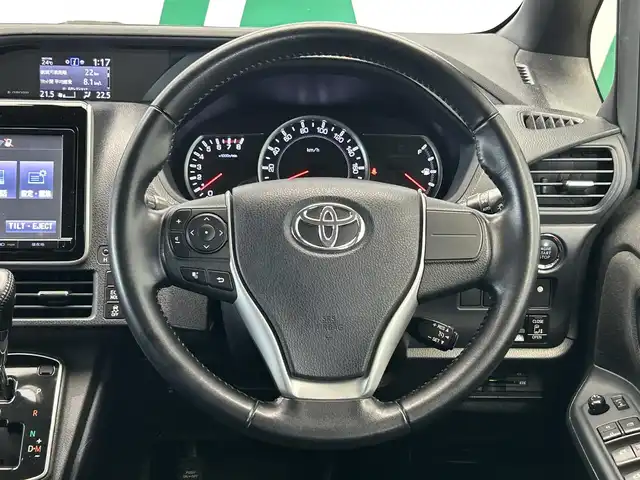 トヨタ ヴォクシー V 鹿児島県 2014(平26)年 7.9万km ブラッキッシュアゲハガラスフレーク 純正9インチSDナビ（NSZT-Y64T）/純正フリップダウンモニター（TVキャンセラー付き）/バックカメラ/フルセグTV/両側パワースライドドア/ビルトインETC/トヨタセーフティセンスC/クルーズコントロール/レーンキープアシスト/革巻きステアリング/オートライト/LEDヘッドライト/フロントフォグ/アイドリングストップ/純正フロアマット/純正アルミホイール/禁煙車