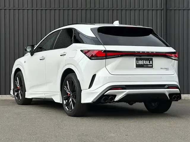 レクサス ＲＸ 350 Fスポーツ 福島県 2024(令6)年 1.6万km ホワイトノーヴァガラスフレーク ・ワンオーナー/・OP パノラマルーフ（ルーフレール同時装着）/・OP オレンジキャリパー（LEXUSロゴ）/・OP Lexus Teammate PKSB/・OP デジタルインナーミラー/・OP 輻射ヒーター/（後席4:2:4分割可倒式シート/電動リクライニング/電動格納/後席シートヒーター/ベンチレーション）/・TRDフロントスポイラー/・TRDサイドスカート/・TRDスポーツマフラー&リヤディフューザー/・14インチタッチディスプレイオーディオ/・地デジ/BT/USB/HDMI/Miracast/・パノラミックビュ－モニター（床下透過表示）/・カラーヘッドアップディスプレイ/・赤革/ウルトラスエードシート/・シートヒーター/シートベンチレーション/・パワーバックドア/・3眼フルLEDヘッドライト/・純正21インチAW/・パドルシフト/・ビルトインETC2.0/・スペアキー/カードキーあり/【セーフティ】//Lexus Teammate Advanced Drive//PCS/LDA/LTA/LCA/AHS/RSA/TMN//FCTA/PDA/レーダークルーズコントロール//BSM/SEA/RCTA/ドライバーモニター//クリアランスソナー/RCD/発進遅れ告知機能