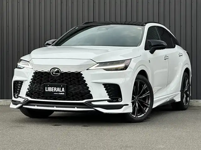 レクサス ＲＸ 350 Fスポーツ 福島県 2024(令6)年 1.6万km ホワイトノーヴァガラスフレーク ・ワンオーナー/・OP パノラマルーフ（ルーフレール同時装着）/・OP オレンジキャリパー（LEXUSロゴ）/・OP Lexus Teammate PKSB/・OP デジタルインナーミラー/・OP 輻射ヒーター/（後席4:2:4分割可倒式シート/電動リクライニング/電動格納/後席シートヒーター/ベンチレーション）/・TRDフロントスポイラー/・TRDサイドスカート/・TRDスポーツマフラー&リヤディフューザー/・14インチタッチディスプレイオーディオ/・地デジ/BT/USB/HDMI/Miracast/・パノラミックビュ－モニター（床下透過表示）/・カラーヘッドアップディスプレイ/・赤革/ウルトラスエードシート/・シートヒーター/シートベンチレーション/・パワーバックドア/・3眼フルLEDヘッドライト/・純正21インチAW/・パドルシフト/・ビルトインETC2.0/・スペアキー/カードキーあり/【セーフティ】//Lexus Teammate Advanced Drive//PCS/LDA/LTA/LCA/AHS/RSA/TMN//FCTA/PDA/レーダークルーズコントロール//BSM/SEA/RCTA/ドライバーモニター//クリアランスソナー/RCD/発進遅れ告知機能