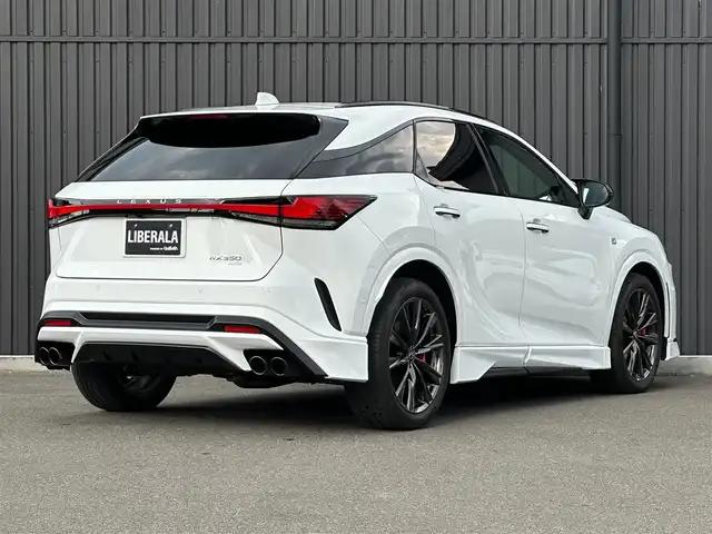 レクサス ＲＸ 350 Fスポーツ 福島県 2024(令6)年 1.6万km ホワイトノーヴァガラスフレーク ・ワンオーナー/・OP パノラマルーフ（ルーフレール同時装着）/・OP オレンジキャリパー（LEXUSロゴ）/・OP Lexus Teammate PKSB/・OP デジタルインナーミラー/・OP 輻射ヒーター/（後席4:2:4分割可倒式シート/電動リクライニング/電動格納/後席シートヒーター/ベンチレーション）/・TRDフロントスポイラー/・TRDサイドスカート/・TRDスポーツマフラー&リヤディフューザー/・14インチタッチディスプレイオーディオ/・地デジ/BT/USB/HDMI/Miracast/・パノラミックビュ－モニター（床下透過表示）/・カラーヘッドアップディスプレイ/・赤革/ウルトラスエードシート/・シートヒーター/シートベンチレーション/・パワーバックドア/・3眼フルLEDヘッドライト/・純正21インチAW/・パドルシフト/・ビルトインETC2.0/・スペアキー/カードキーあり/【セーフティ】//Lexus Teammate Advanced Drive//PCS/LDA/LTA/LCA/AHS/RSA/TMN//FCTA/PDA/レーダークルーズコントロール//BSM/SEA/RCTA/ドライバーモニター//クリアランスソナー/RCD/発進遅れ告知機能