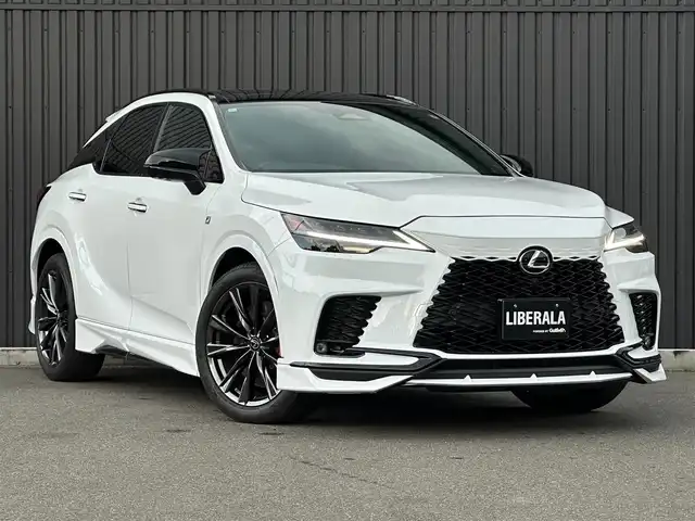 レクサス ＲＸ 350 Fスポーツ 福島県 2024(令6)年 1.6万km ホワイトノーヴァガラスフレーク ・ワンオーナー/・OP パノラマルーフ（ルーフレール同時装着）/・OP オレンジキャリパー（LEXUSロゴ）/・OP Lexus Teammate PKSB/・OP デジタルインナーミラー/・OP 輻射ヒーター/（後席4:2:4分割可倒式シート/電動リクライニング/電動格納/後席シートヒーター/ベンチレーション）/・TRDフロントスポイラー/・TRDサイドスカート/・TRDスポーツマフラー&リヤディフューザー/・14インチタッチディスプレイオーディオ/・地デジ/BT/USB/HDMI/Miracast/・パノラミックビュ－モニター（床下透過表示）/・カラーヘッドアップディスプレイ/・赤革/ウルトラスエードシート/・シートヒーター/シートベンチレーション/・パワーバックドア/・3眼フルLEDヘッドライト/・純正21インチAW/・パドルシフト/・ビルトインETC2.0/・スペアキー/カードキーあり/【セーフティ】//Lexus Teammate Advanced Drive//PCS/LDA/LTA/LCA/AHS/RSA/TMN//FCTA/PDA/レーダークルーズコントロール//BSM/SEA/RCTA/ドライバーモニター//クリアランスソナー/RCD/発進遅れ告知機能