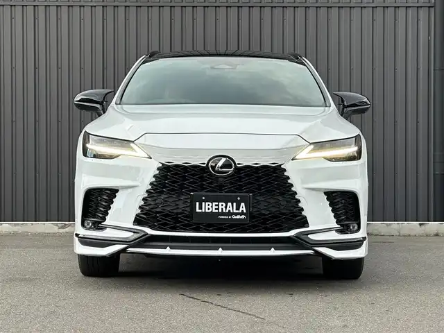 レクサス ＲＸ 350 Fスポーツ 福島県 2024(令6)年 1.6万km ホワイトノーヴァガラスフレーク ・ワンオーナー/・OP パノラマルーフ（ルーフレール同時装着）/・OP オレンジキャリパー（LEXUSロゴ）/・OP Lexus Teammate PKSB/・OP デジタルインナーミラー/・OP 輻射ヒーター/（後席4:2:4分割可倒式シート/電動リクライニング/電動格納/後席シートヒーター/ベンチレーション）/・TRDフロントスポイラー/・TRDサイドスカート/・TRDスポーツマフラー&リヤディフューザー/・14インチタッチディスプレイオーディオ/・地デジ/BT/USB/HDMI/Miracast/・パノラミックビュ－モニター（床下透過表示）/・カラーヘッドアップディスプレイ/・赤革/ウルトラスエードシート/・シートヒーター/シートベンチレーション/・パワーバックドア/・3眼フルLEDヘッドライト/・純正21インチAW/・パドルシフト/・ビルトインETC2.0/・スペアキー/カードキーあり/【セーフティ】//Lexus Teammate Advanced Drive//PCS/LDA/LTA/LCA/AHS/RSA/TMN//FCTA/PDA/レーダークルーズコントロール//BSM/SEA/RCTA/ドライバーモニター//クリアランスソナー/RCD/発進遅れ告知機能