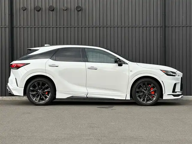 レクサス ＲＸ 350 Fスポーツ 福島県 2024(令6)年 1.6万km ホワイトノーヴァガラスフレーク ・ワンオーナー/・OP パノラマルーフ（ルーフレール同時装着）/・OP オレンジキャリパー（LEXUSロゴ）/・OP Lexus Teammate PKSB/・OP デジタルインナーミラー/・OP 輻射ヒーター/（後席4:2:4分割可倒式シート/電動リクライニング/電動格納/後席シートヒーター/ベンチレーション）/・TRDフロントスポイラー/・TRDサイドスカート/・TRDスポーツマフラー&リヤディフューザー/・14インチタッチディスプレイオーディオ/・地デジ/BT/USB/HDMI/Miracast/・パノラミックビュ－モニター（床下透過表示）/・カラーヘッドアップディスプレイ/・赤革/ウルトラスエードシート/・シートヒーター/シートベンチレーション/・パワーバックドア/・3眼フルLEDヘッドライト/・純正21インチAW/・パドルシフト/・ビルトインETC2.0/・スペアキー/カードキーあり/【セーフティ】//Lexus Teammate Advanced Drive//PCS/LDA/LTA/LCA/AHS/RSA/TMN//FCTA/PDA/レーダークルーズコントロール//BSM/SEA/RCTA/ドライバーモニター//クリアランスソナー/RCD/発進遅れ告知機能