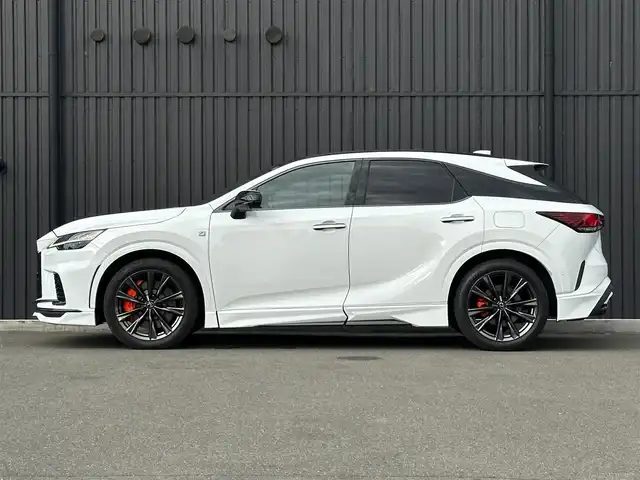 レクサス ＲＸ 350 Fスポーツ 福島県 2024(令6)年 1.6万km ホワイトノーヴァガラスフレーク ・ワンオーナー/・OP パノラマルーフ（ルーフレール同時装着）/・OP オレンジキャリパー（LEXUSロゴ）/・OP Lexus Teammate PKSB/・OP デジタルインナーミラー/・OP 輻射ヒーター/（後席4:2:4分割可倒式シート/電動リクライニング/電動格納/後席シートヒーター/ベンチレーション）/・TRDフロントスポイラー/・TRDサイドスカート/・TRDスポーツマフラー&リヤディフューザー/・14インチタッチディスプレイオーディオ/・地デジ/BT/USB/HDMI/Miracast/・パノラミックビュ－モニター（床下透過表示）/・カラーヘッドアップディスプレイ/・赤革/ウルトラスエードシート/・シートヒーター/シートベンチレーション/・パワーバックドア/・3眼フルLEDヘッドライト/・純正21インチAW/・パドルシフト/・ビルトインETC2.0/・スペアキー/カードキーあり/【セーフティ】//Lexus Teammate Advanced Drive//PCS/LDA/LTA/LCA/AHS/RSA/TMN//FCTA/PDA/レーダークルーズコントロール//BSM/SEA/RCTA/ドライバーモニター//クリアランスソナー/RCD/発進遅れ告知機能