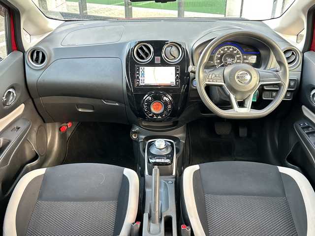 日産 ノート e－パワー X Vセレクション 岐阜県 2020(令2)年 3.5万km ガーネットレッド 登録時走行距離34696km/全方位モニター/デジタルインナーミラー/純正ナビ/ワンセグＴＶ/純正アルミホイール/レーンキープアシスト/コーナーセンサー/ＬＥＤヘッドライト/オートライト/衝突被害軽減システム/プッシュスタート/スマートキー/ETC/Bluetooth接続/CDチェンジャー/社外フロアマット/ドアバイザー/アイドリングストップ